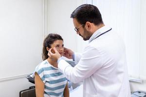 adulto mujer teniendo un visitar a de oculista oficina. médico examinando ojos de joven mujer en clínica. foto