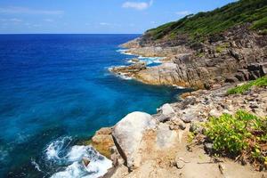 hermosa paraíso en verano de marina y mar horizonte con calma Oceano y azul cielo en rock montaña cabo.tropical playa plantas y selva isla foto