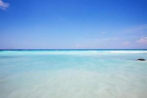 hermosa verano de horizonte en cielo tropical marina y paraíso de turquesa agua en calma océano. foto