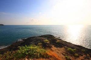 hermosa marina con cielo crepúsculo de puesta de sol y mar horizonte con calma y azul cielo.seco césped campo en montaña de phrom elp capa es famoso sitio en phuket isla, tailandia foto