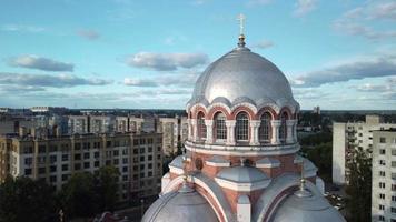 il di droni volo al di sopra di il alto edificio di il cristiano Cattedrale. video