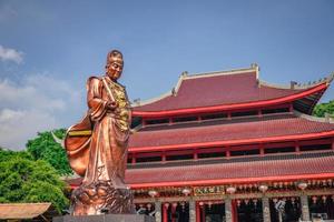 chino templo con guardián estatua cuando chino nuevo año celebracion. el foto es adecuado a utilizar para chino nuevo año, lunar nuevo año antecedentes y contenido medios de comunicación.