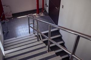 arriba escalera y abajo escalera en el administración edificio. el foto es adecuado a utilizar para oficina antecedentes fotografía y contenido medios de comunicación.