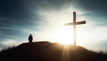 silueta de cristiano cruzar en a el colina paz y espiritual símbolo de cristiano gente. inspiración, Resurrección esperanza y concepto. foto