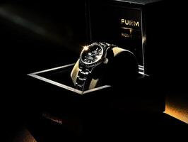 un costoso brillante mano negro reloj con caja generativo ai foto