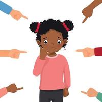 pequeño africano niña llorando obtener intimidado a colegio sensación triste, culpable y avergonzado con dedo rodeando señalando a su culpar y acusando su en público vector