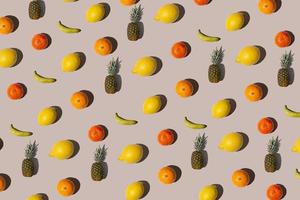 creativo isométrica modelo hecho con tropical frutas en beige antecedentes. mínimo verano Fruta disposición. foto