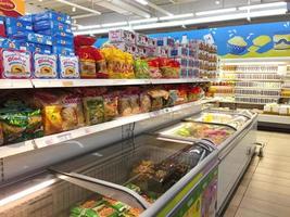 bocadillos, dulces en estante en supermercado para fondo, batam, indonesia-abril 2023 foto