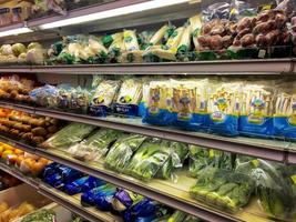 bocadillos, dulces en estante en supermercado para fondo, batam, indonesia-abril 2023 foto