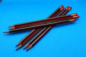 7 7 de madera lápiz en azul fondo, negro y rojo color a rayas de madera lápiz con borrador para colegio niños foto