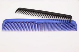 negro y azul peine en blanco fondo cabello producto foto