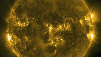 das Oberfläche von das Sonne Fackeln mit Solar- Energie. video