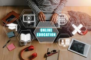 e-learning educación, Internet lecciones y en línea seminario web, persona utilizando ordenador portátil computadora con en línea educación icono en virtual pantalla. foto
