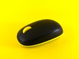 blanco inalámbrico ratón en amarillo fondo, mínimo, flatlay foto