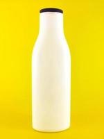 blanco belleza loción botella sin etiqueta en un amarillo antecedentes foto