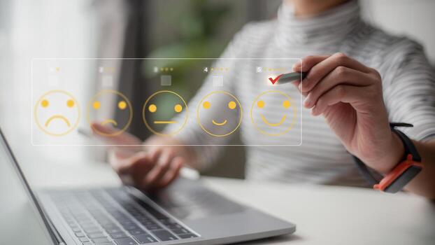 el usuario otorga una calificación a la experiencia del servicio en la aplicación en línea, el concepto de encuesta de retroalimentación de satisfacción de revisión del cliente, el cliente puede evaluar la calidad del servicio que conduce a la clasificación de reputación de la empresa. foto