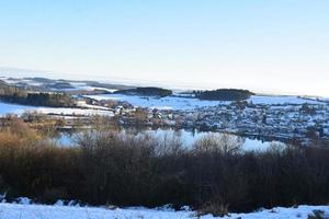 caldera lago schalkenmehrener maar en invierno foto