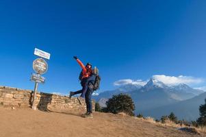 un joven viajero trekking en poon colina ver punto en ghorepani, Nepal foto