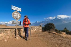 un joven viajero trekking en poon colina ver punto en ghorepani, Nepal foto