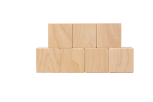 Sete de madeira cubos empilhado dentro a Formato do uma pirâmide. transparente isolado fundo. cópia de espaço. png