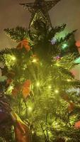 jul träd med gåvor och dekorationer video