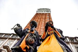 personas no identificadas con máscaras de carnaval en el carnaval de venecia en venecia, italia, alrededor de febrero de 2022 foto