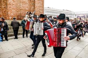 personas no identificadas con máscaras de carnaval en el carnaval de venecia en venecia, italia, alrededor de febrero de 2022 foto