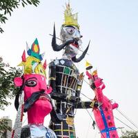 ravnans siendo encendido durante Dussera festival a ramleela suelo en Delhi, India, grande estatua de ravana a obtener fuego durante el justa de Dussera a celebrar el victoria de verdad por señor rama foto