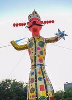 ravnans siendo encendido durante Dussera festival a ramleela suelo en Delhi, India, grande estatua de ravana a obtener fuego durante el justa de Dussera a celebrar el victoria de verdad por señor rama foto