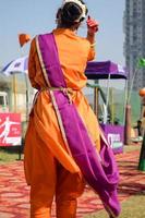 Delhi, India - marzo 11 2023 - bharathanatyam indio clásico odissi bailarines ejecutando a escenario. hermosa indio niña bailarines en el postura de indio bailar. indio clásico danza bharatanatyam foto