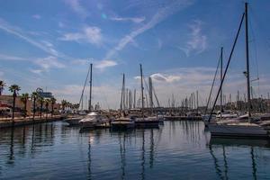 playa paisaje con yate Puerto en alicante España en un verano calentar soleado día foto