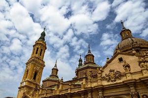 paisaje nuestra señora del pilar catedral basílica en contra el cielo foto