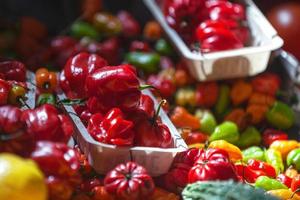 apilar de pimiento cabrio en un mercado puesto foto