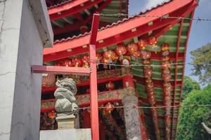 tradicional chino guardián portón estatuto en el chino templos cuando chino nuevo años. el foto es adecuado a utilizar para chino nuevo año, lunar nuevo año antecedentes y contenido medios de comunicación.
