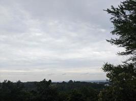 paisaje de cima de la colina con nublado vibraciones cuando lluvia estación. el foto es adecuado a utilizar para ambiente fondo, naturaleza póster y naturaleza contenido medios de comunicación.