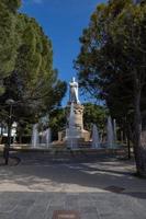 grande Rey estatua en un parque en zaragoza, España en un calentar primavera día foto