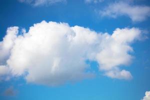 azul cielo con un mullido blanco nube. foto