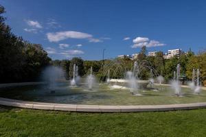 urbano paisaje de el Español ciudad de zaragoza en un calentar primavera día con fuentes en el punto de referencia parque foto