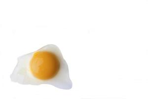 revuelto huevos en un blanco antecedentes. frito roto huevo. foto