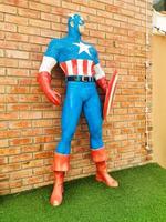 capitán America modelo junto a el ladrillo pared foto