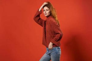 mujer en un rojo suéter hermosa peinado Moda estilo de vida de cerca foto