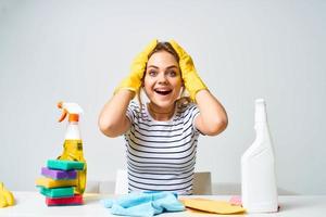emocional mujer detergente limpieza herramienta tareas del hogar estilo de vida foto