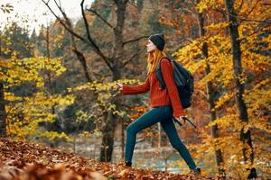 mujer en otoño bosque cerca río paisaje amarillo hojas turismo foto