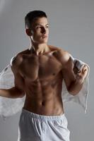 deportivo hombre con muscular torso blanco rutina de ejercicio toalla foto