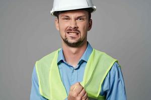 hombre en construcción uniforme profesional trabajo ligero antecedentes foto