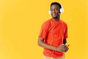 alegre hombre en auriculares música entretenimiento amarillo antecedentes foto