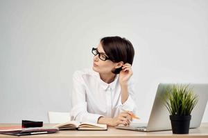 mujer de negocios a el escritorio con lentes auto confianza estudio estilo de vida foto