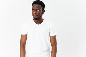 retrato de hermoso chico africano mirando blanco camiseta recortado ver foto