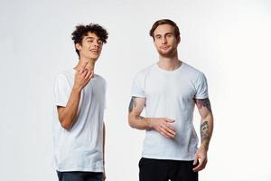dos hombres en blanco camisetas emociones amistad divertido foto