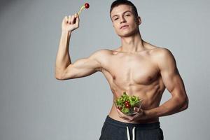 atlético chico con bombeado arriba abdominales plato ensalada comida rutina de ejercicio foto